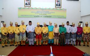 Wakil Gubernur Riau H Edy NAtar SIP bersama Bupati Rohul H Sukiman, Pimpinan DPRD, Forkopimda dan Tokoh pendiri Rohul foto bersama, menghadiri rapat paripurna dalam rangka Peringatan HAri JAdi ke 20 Kabupaten Rohul di Gedung DPRD Rohul