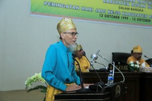 Tokoh Pendiri Rohul H EH Daulay memberikan sambutan tentang sejarah berdirinya Kabupaten Rohul saat menghadiri rapat paripurna dalam rangka Peringatan HAri JAdi ke 20 Kabupaten Rohul di Gedung DPRD Rohul