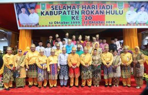 Wakil Gubernur Riau H Edi Natar SIP foto bersama dengan Bupati Rohul H Sukiman, Forkopimda dan para tokoh pendiri Rohul usai hadiri upacara peringatan Hari Jadi ke 20 Kabupaten Rohul