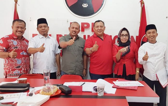 Balon Bupati Rohul, Ir H Hamulian Nasution usai tes wawancara foto bersama dengan Panitia Penjaringan dari DPD PDIP Riau