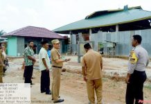 Angin Putting Beliung Rusak Masjid dan Pesantren Camat Rambah Hilir, Zulhendri sedang meninjau lokasi yang terkena angin puting beliung
