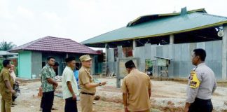 Angin Putting Beliung Rusak Masjid dan Pesantren Camat Rambah Hilir, Zulhendri sedang meninjau lokasi yang terkena angin puting beliung