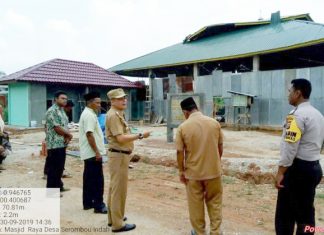 Angin Putting Beliung Rusak Masjid dan Pesantren Camat Rambah Hilir, Zulhendri sedang meninjau lokasi yang terkena angin puting beliung
