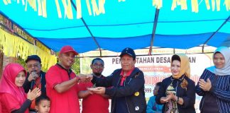 Meriahkan HUT Rohul ke 20, H Sukiman Salurkan Bantuan 25 Juta Usai memotong tumpeng, Bupati Rohul, H Sukiman memberikan sebagian nasi tumpeng kepada Kades Alahan, Heri Susanto