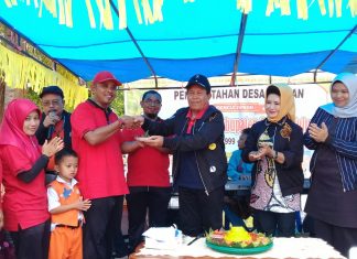 Meriahkan HUT Rohul ke 20, H Sukiman Salurkan Bantuan 25 Juta Usai memotong tumpeng, Bupati Rohul, H Sukiman memberikan sebagian nasi tumpeng kepada Kades Alahan, Heri Susanto