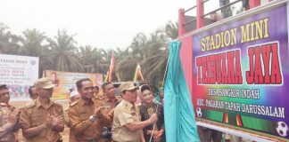Bupati Rohul Minta BPD dan Kades Bersinergi Membangun Desa Bupati Rohul, H Sukiman didampingi Ketua TP PKK Rohul, Hj Peni Herawati Sukiman tengah meresmikan Stadion mini Tribuana Jaya