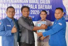 Ambil Formulir Penjaringan, Hafith Syukri Kembali Siap Maju Bersama Demokrat Sekretaris DPC PKB Kabupaten Rokan Hulu, Gading Marwardi ST foto bersama dengan Ketua Penjaringan Bakal Calon Bupati dan Wakil Bupati Rohul, Hamdan SE didampingi Yusri Nasution dan Mukmin Rangkuti di Kantor Sekretariat DPC Partai Demokrat Rohul