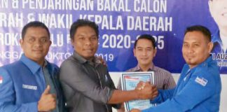 Ambil Formulir Penjaringan, Hafith Syukri Kembali Siap Maju Bersama Demokrat Sekretaris DPC PKB Kabupaten Rokan Hulu, Gading Marwardi ST foto bersama dengan Ketua Penjaringan Bakal Calon Bupati dan Wakil Bupati Rohul, Hamdan SE didampingi Yusri Nasution dan Mukmin Rangkuti di Kantor Sekretariat DPC Partai Demokrat Rohul