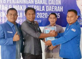 Ambil Formulir Penjaringan, Hafith Syukri Kembali Siap Maju Bersama Demokrat Sekretaris DPC PKB Kabupaten Rokan Hulu, Gading Marwardi ST foto bersama dengan Ketua Penjaringan Bakal Calon Bupati dan Wakil Bupati Rohul, Hamdan SE didampingi Yusri Nasution dan Mukmin Rangkuti di Kantor Sekretariat DPC Partai Demokrat Rohul