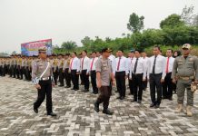 Polres Rohul Gelar Apel Pasukan, 8 Item Jadi Prioritas Operasi Zebra Muara Takus 2019 Wakapolres Rohul Kompol Willy Kartamanah AKS SIp didampingi Kanit Laka Polres Rohul, Ipda Efendi Lupino tengah mengecek personil usai Apel Gelar Pasukan di Halaman Polres Rohul, Rabu (23/10/2019)