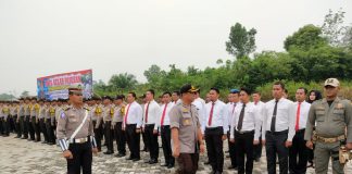 Polres Rohul Gelar Apel Pasukan, 8 Item Jadi Prioritas Operasi Zebra Muara Takus 2019 Wakapolres Rohul Kompol Willy Kartamanah AKS SIp didampingi Kanit Laka Polres Rohul, Ipda Efendi Lupino tengah mengecek personil usai Apel Gelar Pasukan di Halaman Polres Rohul, Rabu (23/10/2019)