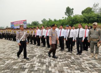 Polres Rohul Gelar Apel Pasukan, 8 Item Jadi Prioritas Operasi Zebra Muara Takus 2019 Wakapolres Rohul Kompol Willy Kartamanah AKS SIp didampingi Kanit Laka Polres Rohul, Ipda Efendi Lupino tengah mengecek personil usai Apel Gelar Pasukan di Halaman Polres Rohul, Rabu (23/10/2019)