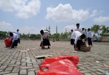 Wajib Ditiru, Santri Pungut Sampah Usai Upacara Hari Santri di Lapangan Kantor Bupati Rohul