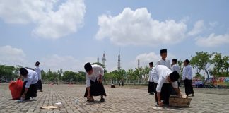 Wajib Ditiru, Santri Pungut Sampah Usai Upacara Hari Santri di Lapangan Kantor Bupati Rohul