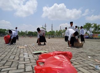 Wajib Ditiru, Santri Pungut Sampah Usai Upacara Hari Santri di Lapangan Kantor Bupati Rohul