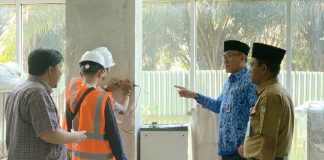 Sebelum Dilanjutkan Pembangunannya, LPPM Unri Lakukan Audit Fisik Gedung RSUD Rohul Direktur RSUD Rohul, dr Novil Raykel bersama Lembaga Penelitian dan Pengabdian kepada Masyarakat (LPPM) Universitas Riau (Unri) sedang melakukan audit fisik dan kualitas bangunan Gedung Rumah Sakit Umum Daerah (RSUD) Rokan Hulu