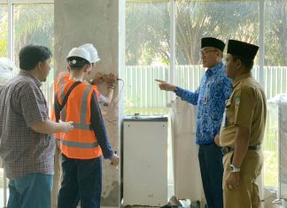 Sebelum Dilanjutkan Pembangunannya, LPPM Unri Lakukan Audit Fisik Gedung RSUD Rohul Direktur RSUD Rohul, dr Novil Raykel bersama Lembaga Penelitian dan Pengabdian kepada Masyarakat (LPPM) Universitas Riau (Unri) sedang melakukan audit fisik dan kualitas bangunan Gedung Rumah Sakit Umum Daerah (RSUD) Rokan Hulu