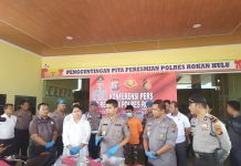Enam Hari Diburu, Polres Rohul Tangkap Pelaku Dugaan Pembunuh Biduan Asal Mahato Kapolres Rohul, AKBP Dasmin Ginting, didampingi jajarannya tengah melakukan Konferensi Pers terkait pembunuhan biduan Keyboard beberapa hari yang lalu