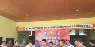 Enam Hari Diburu, Polres Rohul Tangkap Pelaku Dugaan Pembunuh Biduan Asal Mahato Kapolres Rohul, AKBP Dasmin Ginting, didampingi jajarannya tengah melakukan Konferensi Pers terkait pembunuhan biduan Keyboard beberapa hari yang lalu