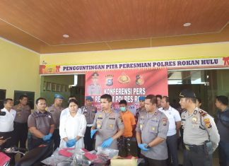 Enam Hari Diburu, Polres Rohul Tangkap Pelaku Dugaan Pembunuh Biduan Asal Mahato Kapolres Rohul, AKBP Dasmin Ginting, didampingi jajarannya tengah melakukan Konferensi Pers terkait pembunuhan biduan Keyboard beberapa hari yang lalu