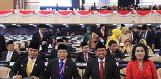 Masuk Komisi VIII DPR RI, Achmad Percepat Riau Punya Embarkasi Haji Sendiri Anggota DPR RI, Drs H Achmad MSi (tengah) masuk Komisi VIII