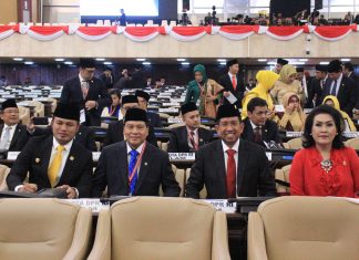 Masuk Komisi VIII DPR RI, Achmad Percepat Riau Punya Embarkasi Haji Sendiri Anggota DPR RI, Drs H Achmad MSi (tengah) masuk Komisi VIII