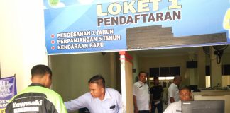 Penghapusan Denda Pajak, Masyarakat Rohul Padati UPT Samsat Pasirpengaraian Kepala UPT Samsat Pasirpengaraian, Zulkafli didampingi Kasi Pendapatan Daerah, Nasrul Syah tengah meninjau ruang pelayan. Rabu (16/10/2019)