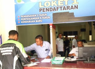Penghapusan Denda Pajak, Masyarakat Rohul Padati UPT Samsat Pasirpengaraian Kepala UPT Samsat Pasirpengaraian, Zulkafli didampingi Kasi Pendapatan Daerah, Nasrul Syah tengah meninjau ruang pelayan. Rabu (16/10/2019)