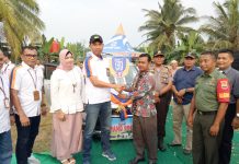 Grand Prize Satu Unit Mobil Sienta, BRI Kanca Pasirpengaraian Gelar Panen Hadiah Simpedes Pinca BRI Pasirpengaraian, Yosep Mahardika menyerahkan hadiah Grand Prize secara simbolis kepada Kades Tanjung medan mewakili nasabah yang BRI Unit Tanjung Medan yang memenangkan hadiah Grand Prize