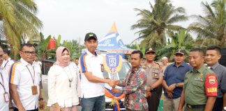 Grand Prize Satu Unit Mobil Sienta, BRI Kanca Pasirpengaraian Gelar Panen Hadiah Simpedes Pinca BRI Pasirpengaraian, Yosep Mahardika menyerahkan hadiah Grand Prize secara simbolis kepada Kades Tanjung medan mewakili nasabah yang BRI Unit Tanjung Medan yang memenangkan hadiah Grand Prize