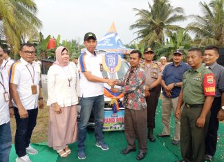 Grand Prize Satu Unit Mobil Sienta, BRI Kanca Pasirpengaraian Gelar Panen Hadiah Simpedes Pinca BRI Pasirpengaraian, Yosep Mahardika menyerahkan hadiah Grand Prize secara simbolis kepada Kades Tanjung medan mewakili nasabah yang BRI Unit Tanjung Medan yang memenangkan hadiah Grand Prize