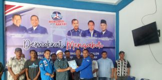 Pilkada Rohul 2020, Hamulian Nasution Targetkan Koalisi 5 Parpol Penyerahan formulir Pendaftaran oleh Ketua Penjaringan Balonbup dan Balon Wabup Demokrat, Hamdan SE kepada Balon Bupati Rohul, Ir H Hamulian Nasution