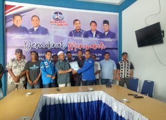 Pilkada Rohul 2020, Hamulian Nasution Targetkan Koalisi 5 Parpol Penyerahan formulir Pendaftaran oleh Ketua Penjaringan Balonbup dan Balon Wabup Demokrat, Hamdan SE kepada Balon Bupati Rohul, Ir H Hamulian Nasution