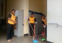 Kapolres Rohul Pimpin Membersihkan Islamic Centre Kapolres Rohul, AKBP Dasmin Ginting (tengah), bersama Waka Polres Rohul, Kompol Willy dan ratusan personil lainnya tengah melakukan goro di Islamic Centre Rohul
