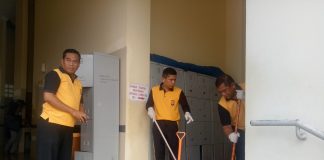 Kapolres Rohul Pimpin Membersihkan Islamic Centre Kapolres Rohul, AKBP Dasmin Ginting (tengah), bersama Waka Polres Rohul, Kompol Willy dan ratusan personil lainnya tengah melakukan goro di Islamic Centre Rohul