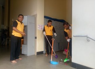 Kapolres Rohul Pimpin Membersihkan Islamic Centre Kapolres Rohul, AKBP Dasmin Ginting (tengah), bersama Waka Polres Rohul, Kompol Willy dan ratusan personil lainnya tengah melakukan goro di Islamic Centre Rohul