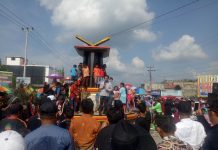 Ribuan Masyarakat Luhak Kepenuhan Deklarasi Ismail Hamkaz Maju Pilkada Rohul 2020 Putra terbaik Luhak Kepenuhan, Ismail Hamkaz SAg MSi menyampaikan sambutan di tengah ribuan masyarakat usai di deklarasikan, Ahad (27/10/2019) siang.