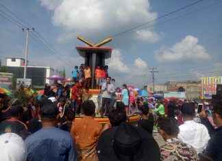 Ribuan Masyarakat Luhak Kepenuhan Deklarasi Ismail Hamkaz Maju Pilkada Rohul 2020 Putra terbaik Luhak Kepenuhan, Ismail Hamkaz SAg MSi menyampaikan sambutan di tengah ribuan masyarakat usai di deklarasikan, Ahad (27/10/2019) siang.