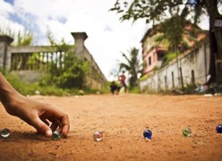 Mainan Anak Jaman Dulu Penuh Kenangan Salah satu permainan jaman dulu, Kelereng atau gundu