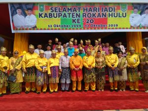 Foto bersama bentuk kekompakan dari berbagai element pemerintah, baik sumbangsih dari wakil gubernur Riau, maupun dari pemerintah daerah.