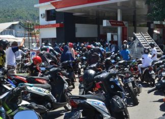 Warga Keluhkan Isi Premium Didua SPBU di Rohul Harus Antri salah satu warga antri di salah satu SPBU. (Sumber foto Goggle)