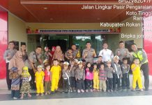 Satlantas Polres Rohul Tanam Disiplin Berlalu Lintas Kepada PAUD Intan Mulia Kapolres Rohul, AKBP Dasmin Ginting SIK beserta jajarannya foto bersama dengan anak PAUD Intan Mulia Rambah