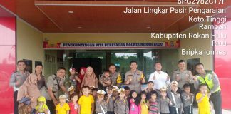 Satlantas Polres Rohul Tanam Disiplin Berlalu Lintas Kepada PAUD Intan Mulia Kapolres Rohul, AKBP Dasmin Ginting SIK beserta jajarannya foto bersama dengan anak PAUD Intan Mulia Rambah