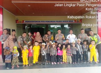 Satlantas Polres Rohul Tanam Disiplin Berlalu Lintas Kepada PAUD Intan Mulia Kapolres Rohul, AKBP Dasmin Ginting SIK beserta jajarannya foto bersama dengan anak PAUD Intan Mulia Rambah