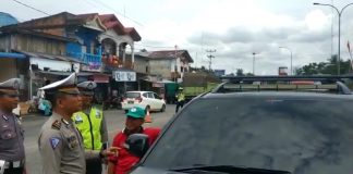 Satlantas Polres Rohul : 413 Kendaraan Terjaring Razia Operasi Zebra Muara Takus Kasatgas Gakum Operasi Zebra Polres Rohul, IPTU Rudi Sudaryono didampingi Kanit Lantas, Efendi Lupino, Selasa (29/10/2019) tengah melakukan giat Operasi Zebra Muara Takus