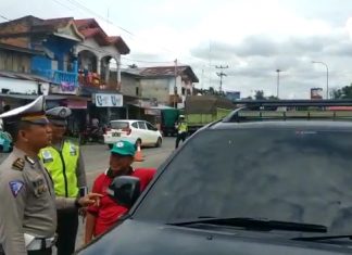 Satlantas Polres Rohul : 413 Kendaraan Terjaring Razia Operasi Zebra Muara Takus Kasatgas Gakum Operasi Zebra Polres Rohul, IPTU Rudi Sudaryono didampingi Kanit Lantas, Efendi Lupino, Selasa (29/10/2019) tengah melakukan giat Operasi Zebra Muara Takus