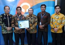 Dibulan Ini, Pemkab Rohul Raih 5 Penghargaan dari Provinsi dan Pusat Bupati Rohul, H Sukiman didampingi Kadis DPMPTSP Rohul Gorneng SSos MSi, Kadisdukcapil Rohul H Syaipul Bahri SSos MSi dan Kasatpol PP dan Damkar Rohul Ridarmanto SIP menerima penghargaan predikat Kepatuhan Tinggi tahun 2019, dalam bidang Pelayanan Publik dari Ombudsman Republik Indonesia (RI)
