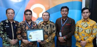 Dibulan Ini, Pemkab Rohul Raih 5 Penghargaan dari Provinsi dan Pusat Bupati Rohul, H Sukiman didampingi Kadis DPMPTSP Rohul Gorneng SSos MSi, Kadisdukcapil Rohul H Syaipul Bahri SSos MSi dan Kasatpol PP dan Damkar Rohul Ridarmanto SIP menerima penghargaan predikat Kepatuhan Tinggi tahun 2019, dalam bidang Pelayanan Publik dari Ombudsman Republik Indonesia (RI)
