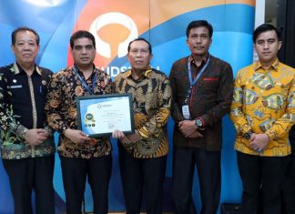 Dibulan Ini, Pemkab Rohul Raih 5 Penghargaan dari Provinsi dan Pusat Bupati Rohul, H Sukiman didampingi Kadis DPMPTSP Rohul Gorneng SSos MSi, Kadisdukcapil Rohul H Syaipul Bahri SSos MSi dan Kasatpol PP dan Damkar Rohul Ridarmanto SIP menerima penghargaan predikat Kepatuhan Tinggi tahun 2019, dalam bidang Pelayanan Publik dari Ombudsman Republik Indonesia (RI)