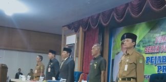 16 Pejabat Esselon II Rohul Dilantik Bupati Rohul, H Sukiman didampingi Sekda Rohul, H Abdul Haris, Inspektur Inspektorat, Elfiskar, Plt Asisten III, Dipendri dan Ketua Pengadilan Negeri Pasirpengaraian, Sunoto SH tengah melaksanakan pelantikan 16 pejabat esselon II di Lingkungan Pemkab Rohul